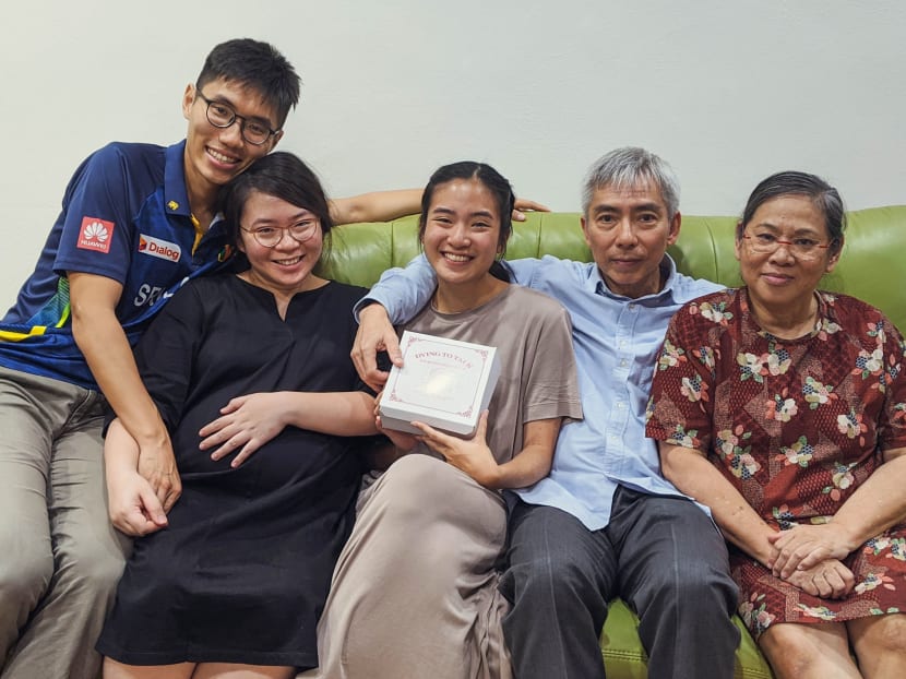 The author (centre) with her brother-in-law Alvin Tan, sister Yeo Tai Yi, mother Low Siew Luan and father 
Yeo Gun Tong.