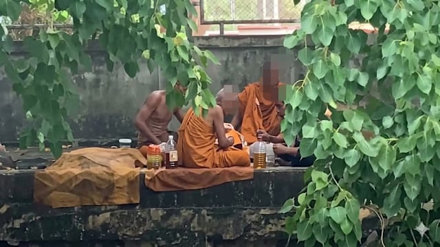 疑似僧人饮酒吸胶被曝 泰当局介入调查