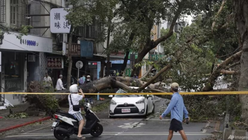 Taufan Kong-rey: 2 maut, lebih 500 cedera di Taiwan Taufan Kong-rey: 2 maut, lebih 500 cedera di Taiwan