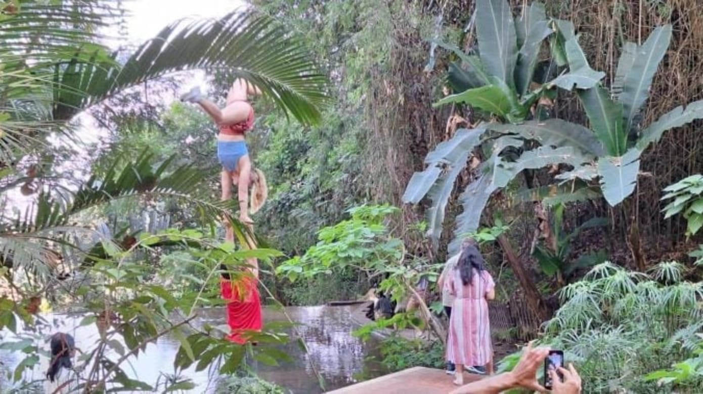 游客寺庙内练瑜伽及健身 清迈古寺或停止对外开放