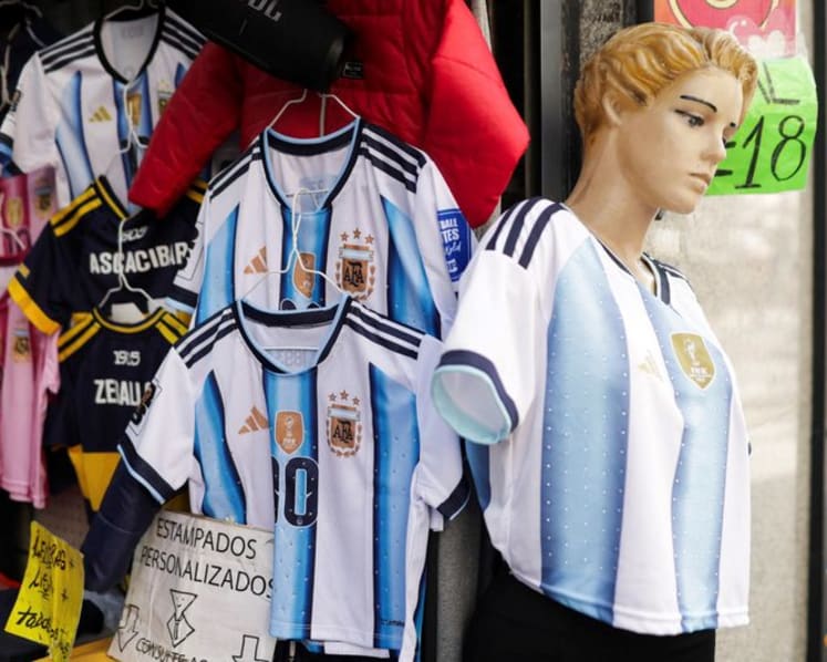 World Cup drives up sales of counterfeit jerseys in Argentina