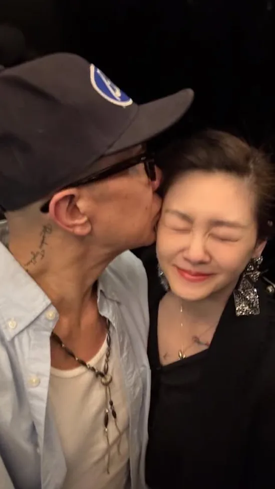 与大S结婚4周年，具俊晔独守墓前备蛋糕与酒