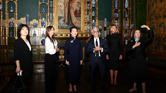 近十年来首次公开会面 梅拉尼娅与彭丽媛一同参观博物馆