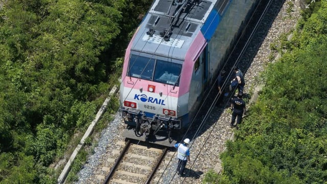 韩国发生列车撞人事故 二死五伤