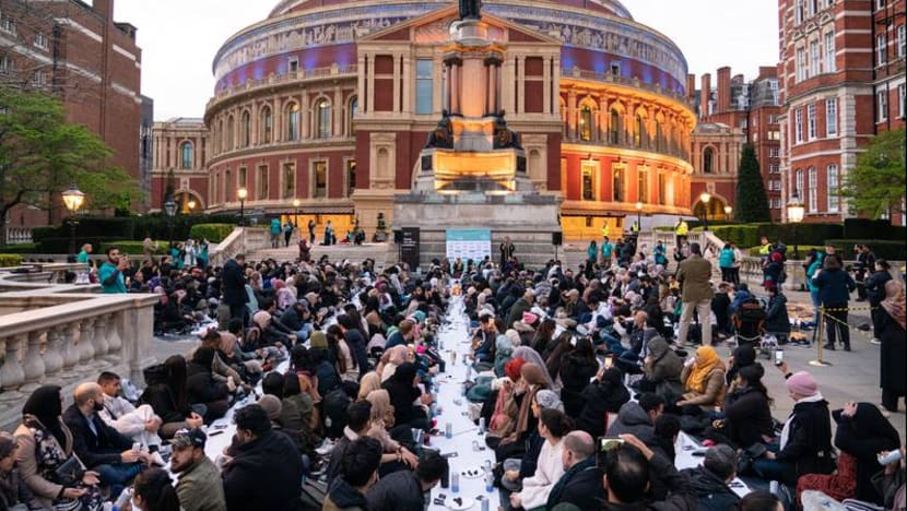 450 orang berkumpul sempena majlis buka puasa di Royal Albert Hall