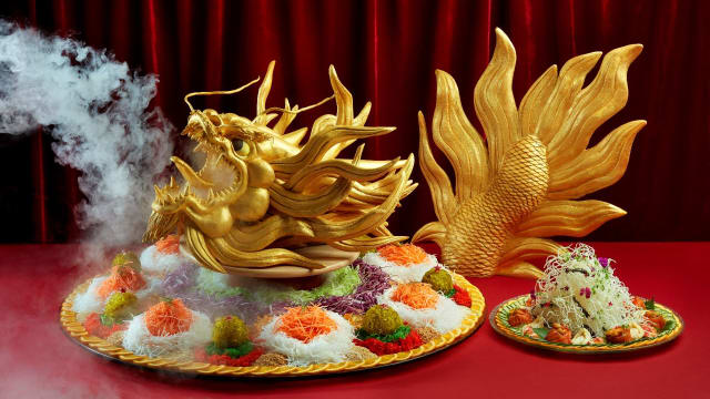 60寸金龙头鱼生、18种好料盆菜……满福苑年菜“龙”重登场！