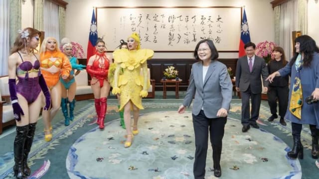 台湾总统蔡英文邀请变装表演者妮妃雅会面