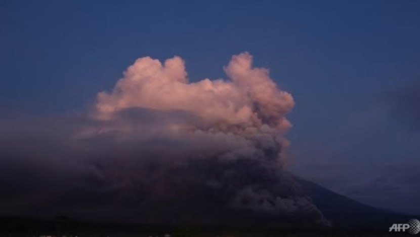Indonesia tingkatkan amaran gunung berapi Semeru ke tahap tertinggi Indonesia tingkatkan amaran gunung berapi Semeru ke tahap tertinggi