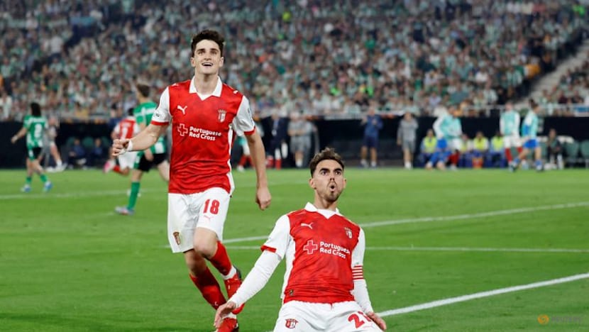 Forest edge 10-man Porto to secure Villa showdown