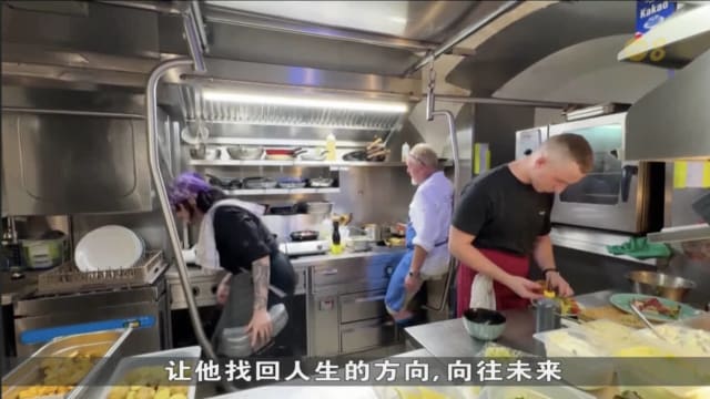 遇车祸无法站立 友设计移动座椅助厨师重返厨房