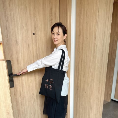 郁方椎间盘突出未愈,忍痛坐轮椅出国真相令人震惊