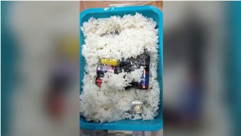 Bahan-bahan e-rokok ditemui dalam bekas nasi di Pusat Pemeriksaan Woodlands Bahan-bahan e-rokok ditemui dalam bekas nasi di Pusat Pemeriksaan Woodlands