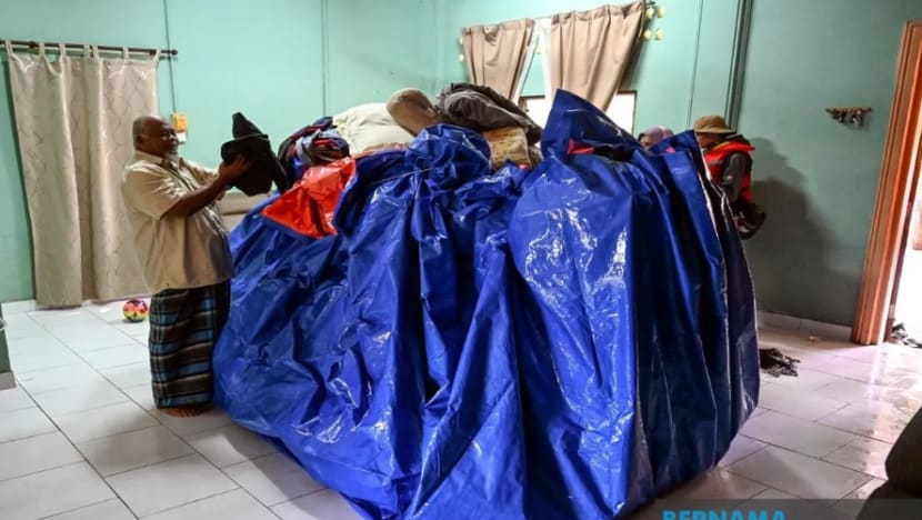 Mangsa banjir 'bungkus' perabot supaya tidak rosak Mangsa banjir 'bungkus' perabot supaya tidak rosak