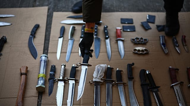 英国一年5万起持刀案件 警方成立新机构打击黑市刀具