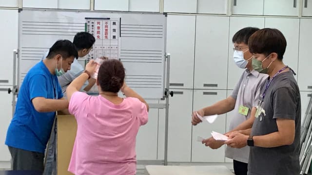 绿营遇重挫！台湾大罢免案结束投票 25席全挺过罢免