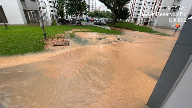 勿洛水池路组屋水管爆裂 48户家庭水供中断