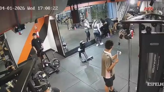 巴西19岁少女重训意外 160公斤杠片滑落导致双膝骨折