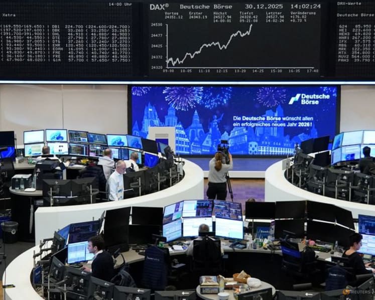 Wall Street closes slightly lower near the end of a banner year; gold rebounds