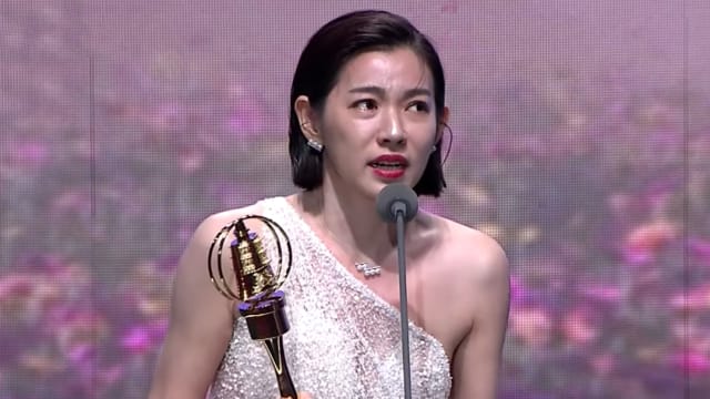 【金钟58】拿下“戏剧节目女配角”奖　米可白一路哭上台