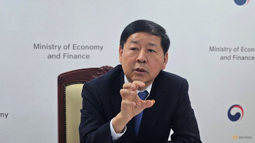 South Korea fin minister, central bank chief to seek balanced mix of fiscal, monetary policies