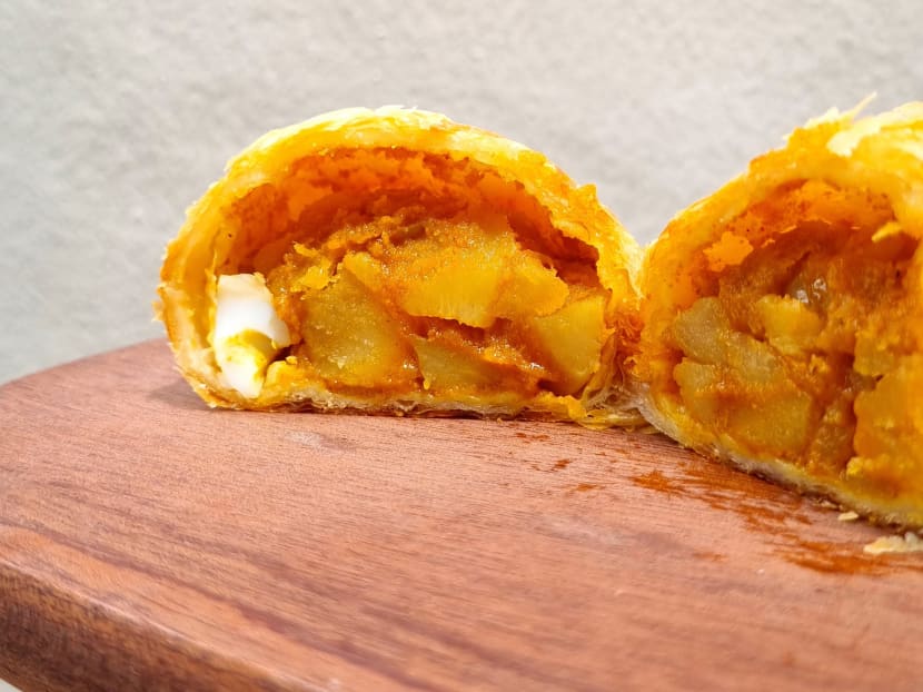 Hidden Gem Curry Puff Joint Sells Tasty Black Pepper Chicken Apple
