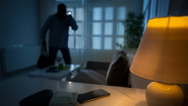 英国离奇破门行窃案 窃贼晾衣服做家务后才离开