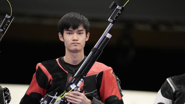 中国射击选手盛李豪男子10米气步枪决赛夺金牌 打破赛会纪录 