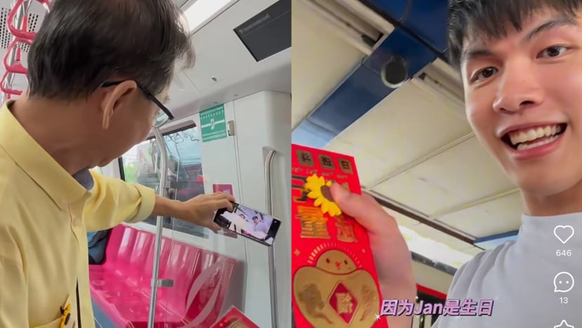 M'sian Man Working In SG Moved By Uncle Giving Out Ang Pows On MRT