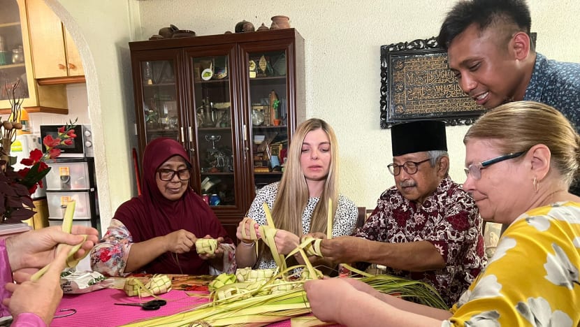 Wanita Belarus ini seronok pertama kali sambut Raya di S'pura, bersama keluarga mertua Wanita Belarus ini seronok pertama kali sambut Raya di S'pura, bersama keluarga mertua