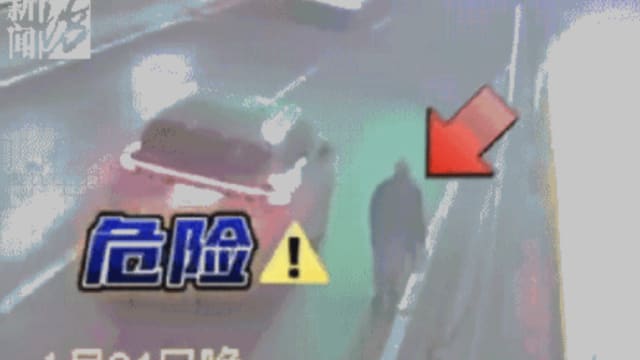 98岁老伯带亡妻照行20公里 女儿：父亲想带母亲到处走