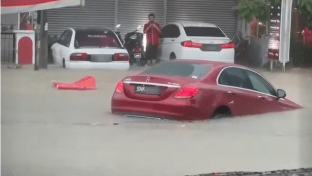 新山暴雨酿闪电水灾 狮城马赛地车主遭殃