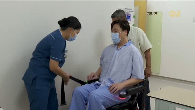 邱德拔医院试行智能自动轮椅 效率提升一倍