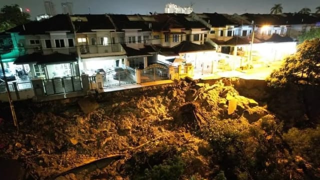 豪雨后发生土崩 马国蒲种四辆轿车坠土坑