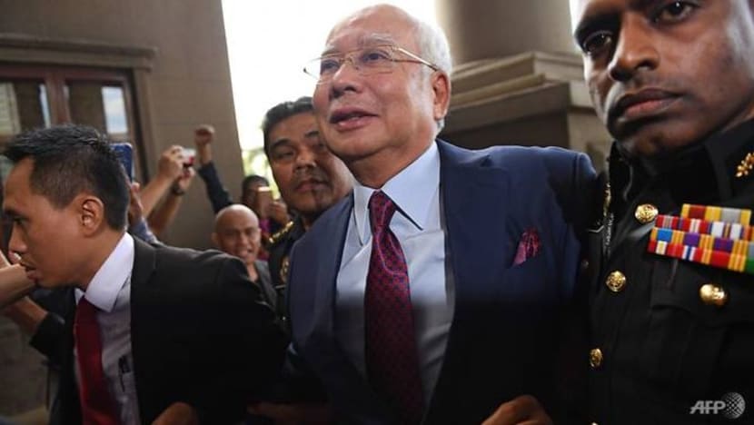 Mantan PM Malaysia Najib Razak dikenakan tiga tuduhan pecah amanah, satu rasuah berhubung skandal 1MDB