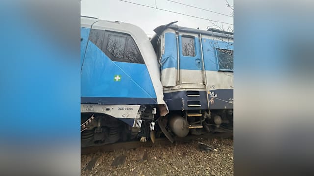 捷克高速列车疑闯红灯追尾撞另一列车 至少57人受伤