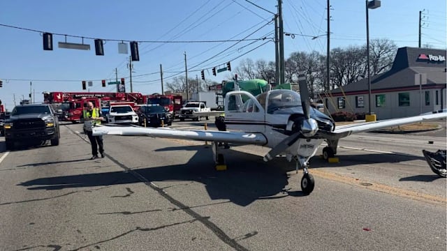 美国小型飞机公路迫降连撞数车 机上人员奇迹生还