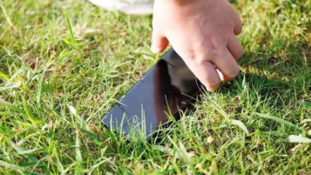 捡到手机打不开随手丢弃 被判赔失主1100新元