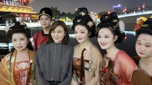 62岁关之琳淡妆游敦煌，状态不输古装美女！