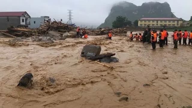越南北部暴雨引发洪灾土崩 至少四死四失踪