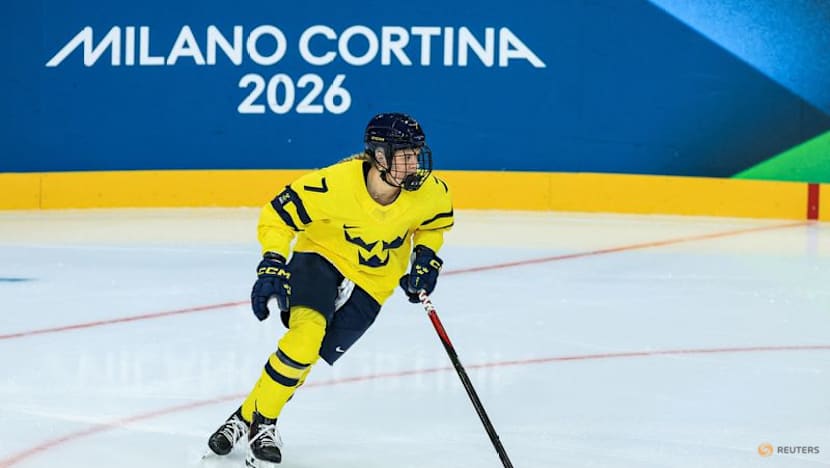 Ice hockey-Body checks a hit with players as women's tournament welcomes chippy play