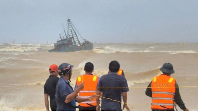 越南渔船遇台风沉没 渔民抓浮标死里逃生