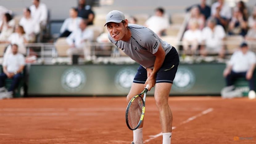 Djokovic battles past French hope Royer to reach third round