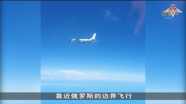 俄军战机在黑海上空拦截英军三架飞机