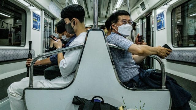 韩国下调疫情危机预警级别 解除医院级医疗机构强制口罩令
