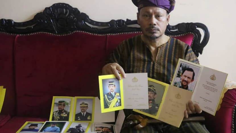 Guru pesara Malaysia simpan lebih 200 kad raya diraja, pemimpin negara