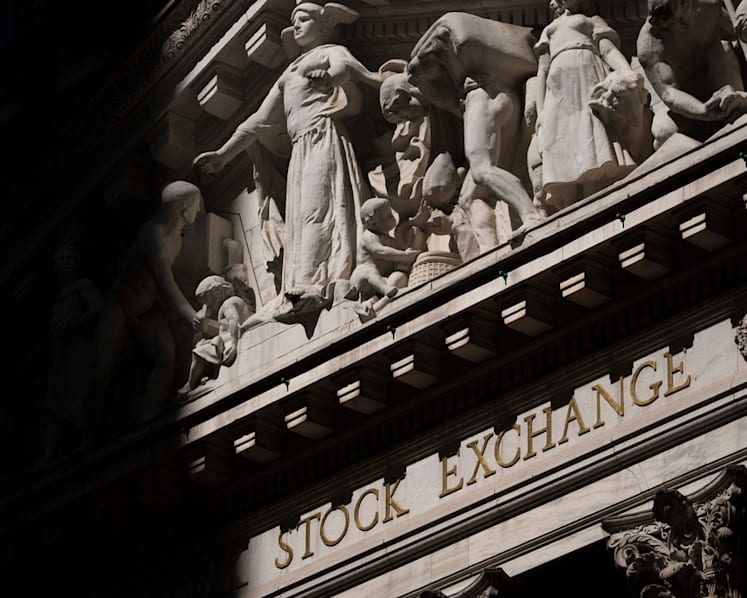 Global stocks mixed while oil prices jump on Hormuz Global stocks mixed while oil prices jump on Hormuz