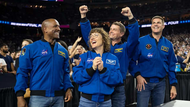 半个世纪后重启绕月之旅 四宇航员带了哪些个人物品上太空？