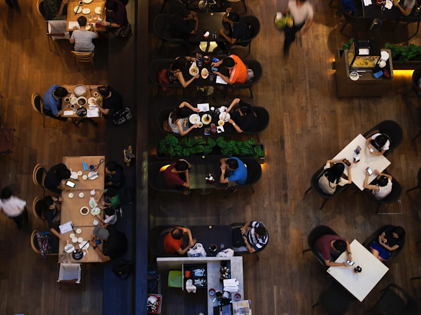 &ldquo;What About People With No NRIC?&rdquo; Restaurant Owners Cheer 5-Pax From Same Household Dine-in, Concerned About Enforcement