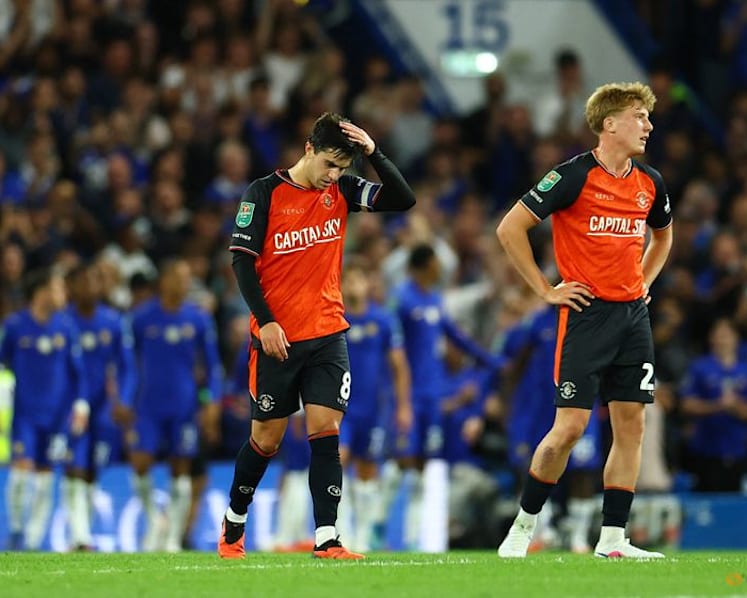 Chelsea and Fulham reach League Cup third round as Welbeck scores on debut
