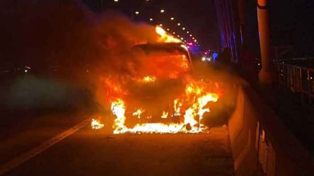 新购二手车回家半路就起火 泰国夫妻及时逃生